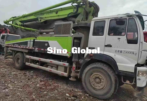 Sinotruk Şasi 1370mm Besleme Yüksekliği ile Kullanılan Zoomlion Beton Pompası Kamyon 37M